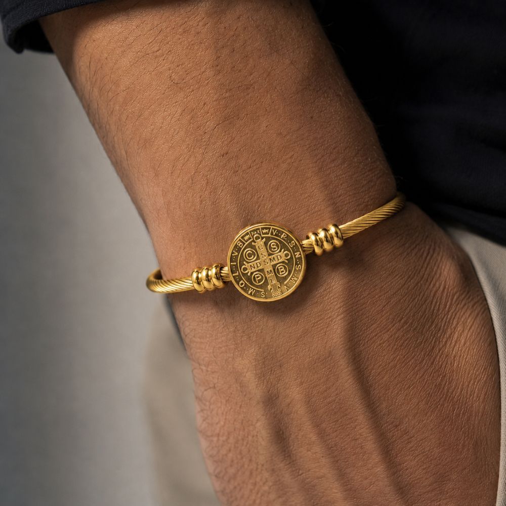 Brazalete de la Protección de San Benito — Dorado en la muñeca