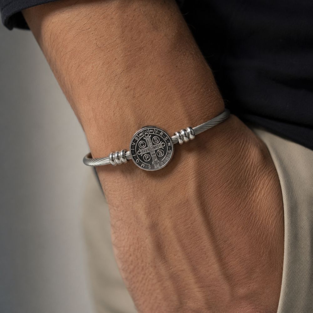 Brazalete de la Protección de San Benito — Plata en la muñeca